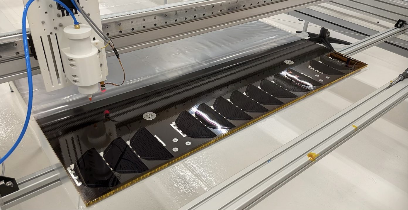 Gantry dispenser laying down cells on a carbon-fibre flight panel