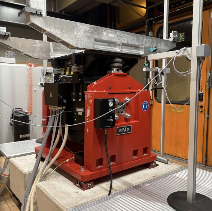 Electrodynamic shaker system with slip table